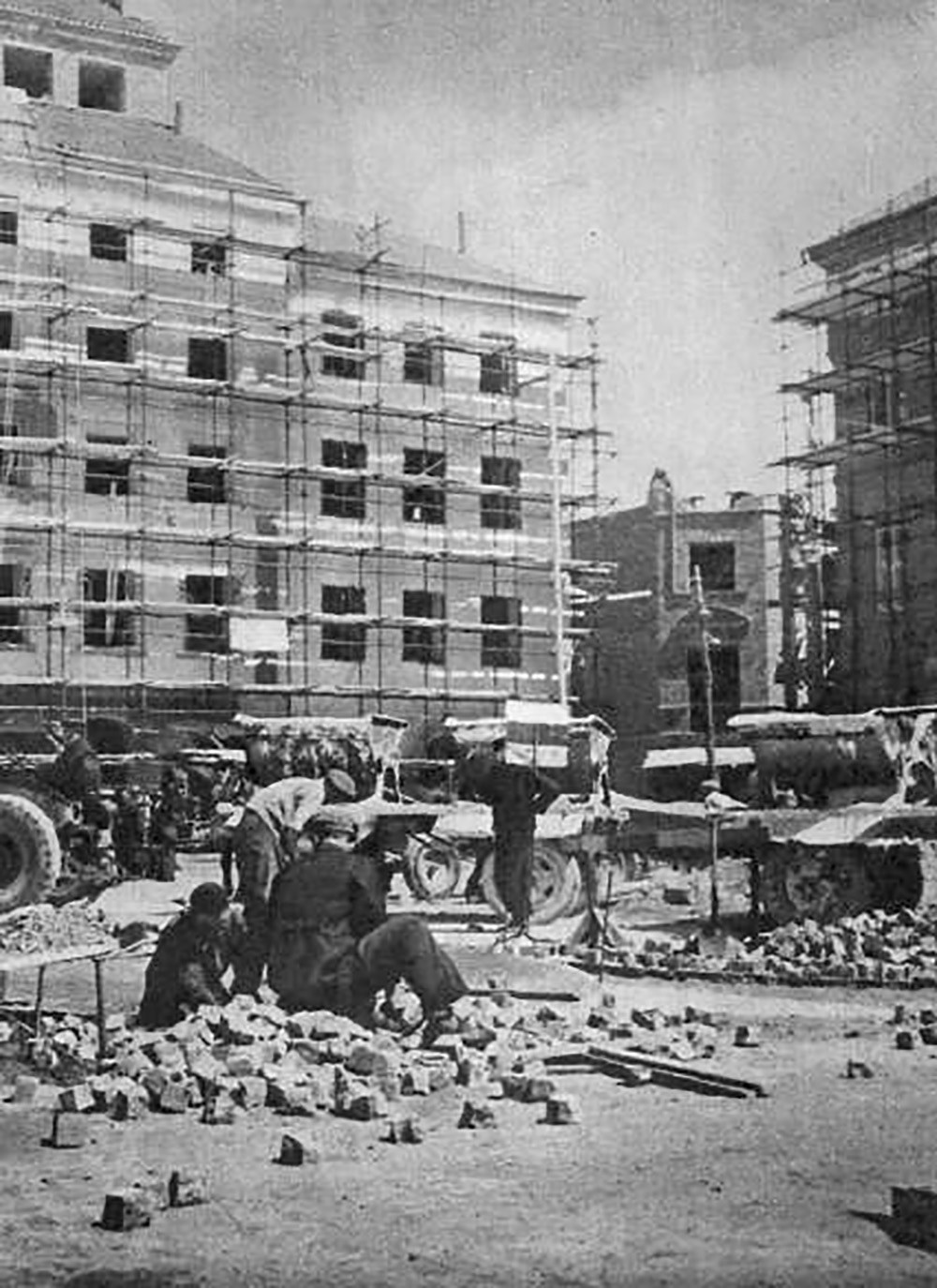 Odbudowa Starego Miasta 1952 r. Brukarze układają nową nawierzchnię Rynku.