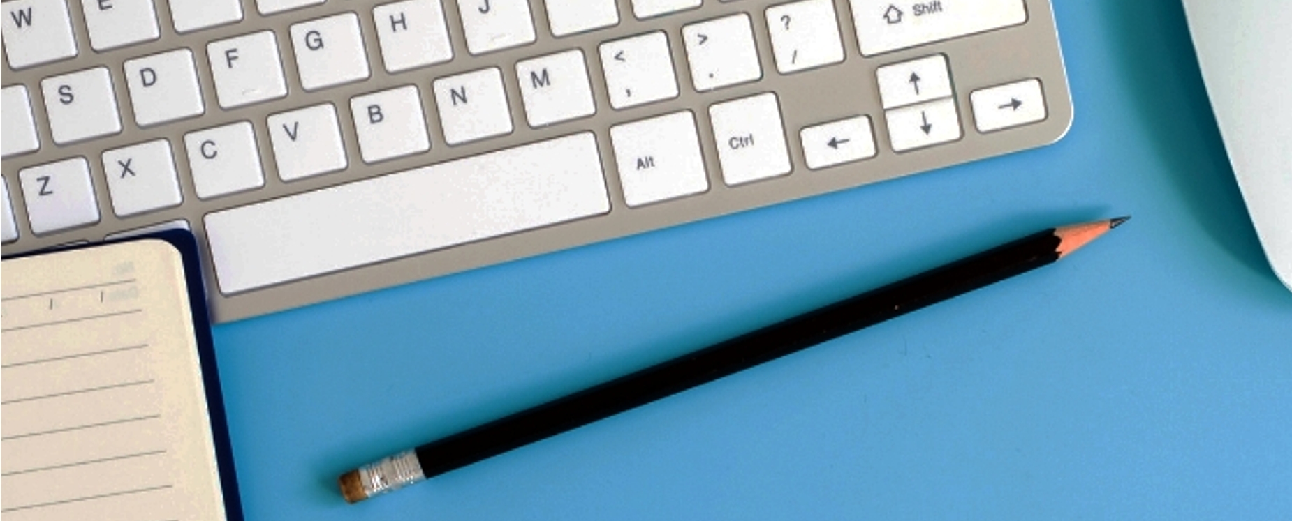 Ilustracja dekoracyjna. Klawiatura komputerowa, ołówek notes i mysz komputerowa na podstawie koloru niebieskiego.