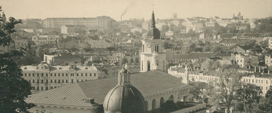 Wilno - widok z lotu ptaka. Wieże Katedry wileńskiej, w tle panorama miasta. Lata 30. XX wieku.
