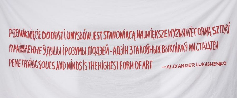 transparent, czerwone litery na materiale, sentencja z przemówienia Aleksandra Łukaszenki