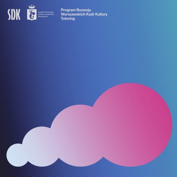 baner programu rozwoju kadr kultury, różowe okręgi na niebieskim tle, u góry logotypy SDK i Warszawy oraz tytuł programu
