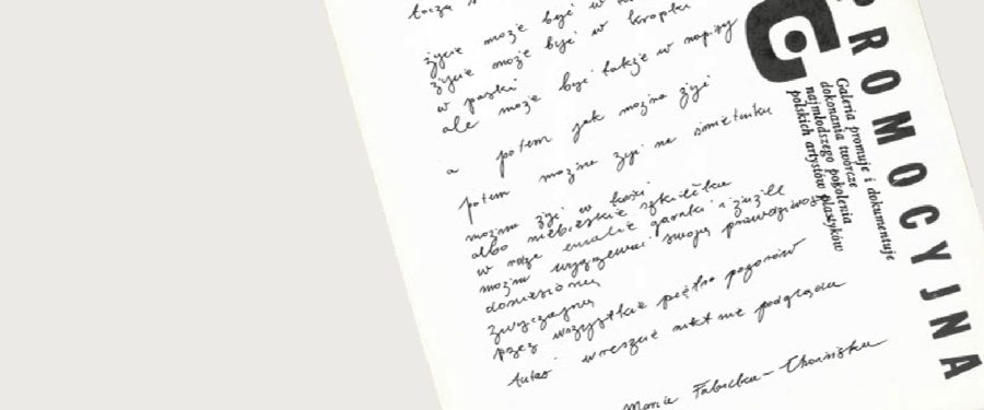 Grafika promująca wieczór poetycki w Café Manekin. Na grafice fragment rękopisu wiersza Marii Fabickiej-Choińskiej i informacje o wydarzeniu.