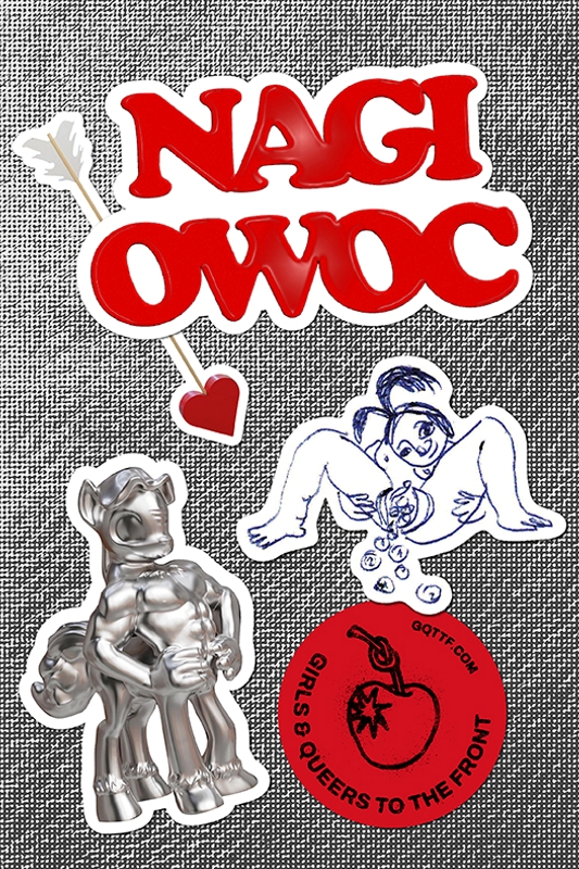Na tle czarno-białej siatki znajdują się kolorowe naklejki z hasłami „Nagi Owoc”, ilustracją kobiety, błyszczącą figurką konia i logo kolektywu.