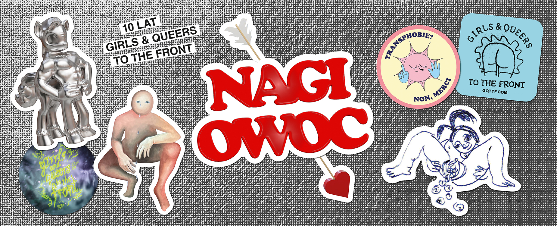 Na tle czarno-białej siatki znajdują się kolorowe naklejki z hasłami „Nagi Owoc”, ilustracją kobiety, błyszczącą figurką konia i logo kolektywu.