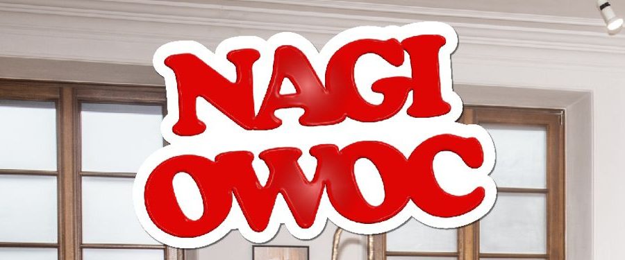 napis Nagi Owoc w tle fragment drewnianych okien na białej ścianie