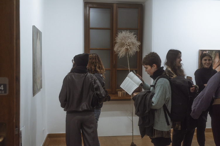 2 obraz w galerii artykułu Artystyczno-kuratorskie oprowadzanie po wystawie grunty / zruszenie