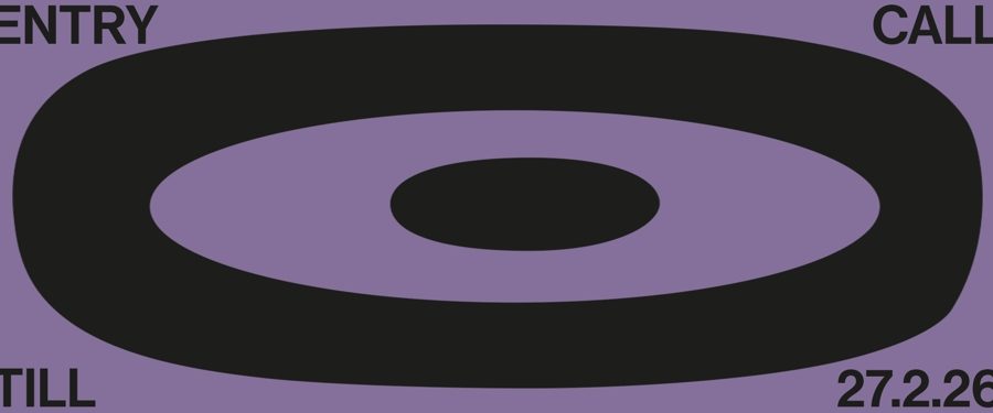 Centralnym elementem grafiki jest czarny, zaokrąglony kształt przypominający oko z mniejszym, czarnym okręgiem w środku, w narożnikach napisy, tło fioletowe