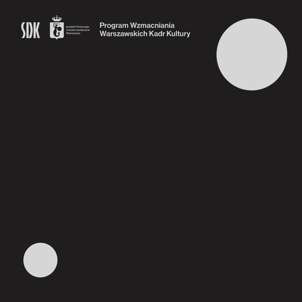 dwa jasno szare koła na czarnej planszy, większe koło w górnym prawym narożniku, mniejsze w dolnym, lewym; na górze napisy i logotypy