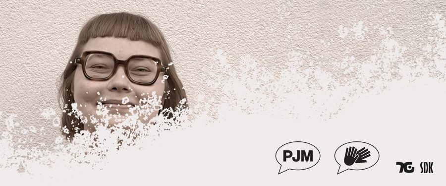 fragment zdjęcia młodej, uśmiechniętej kobiety w okularach, z prawej strony ikony informujące o tłumaczeniu PJM i logotyp 70lecia Galerii