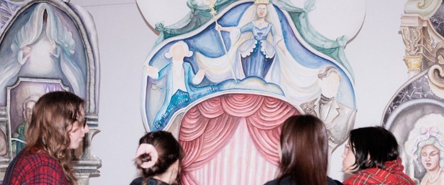 4 osoby oglądają ekspozycję malarską