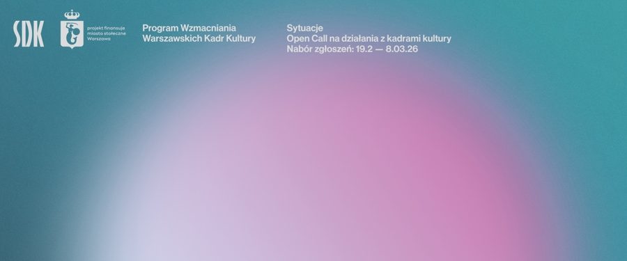 różowa, rozmyta połówka kuli na zielonym tle, napisy i logotypy białego koloru